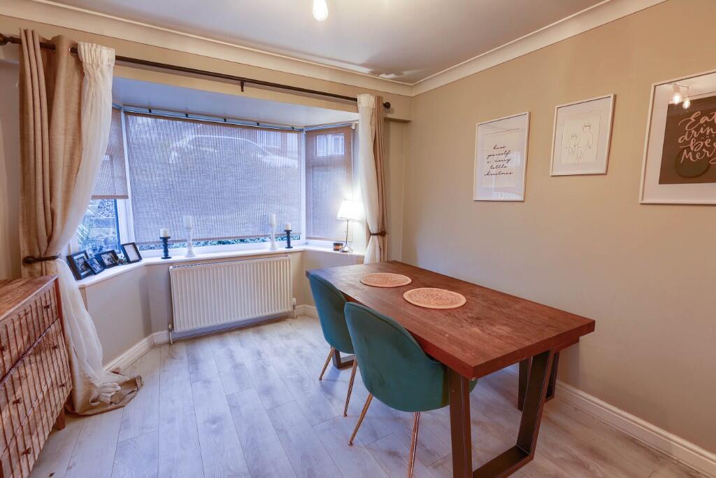 Banksfield Avenue, Yeadon, LS19 photo 3