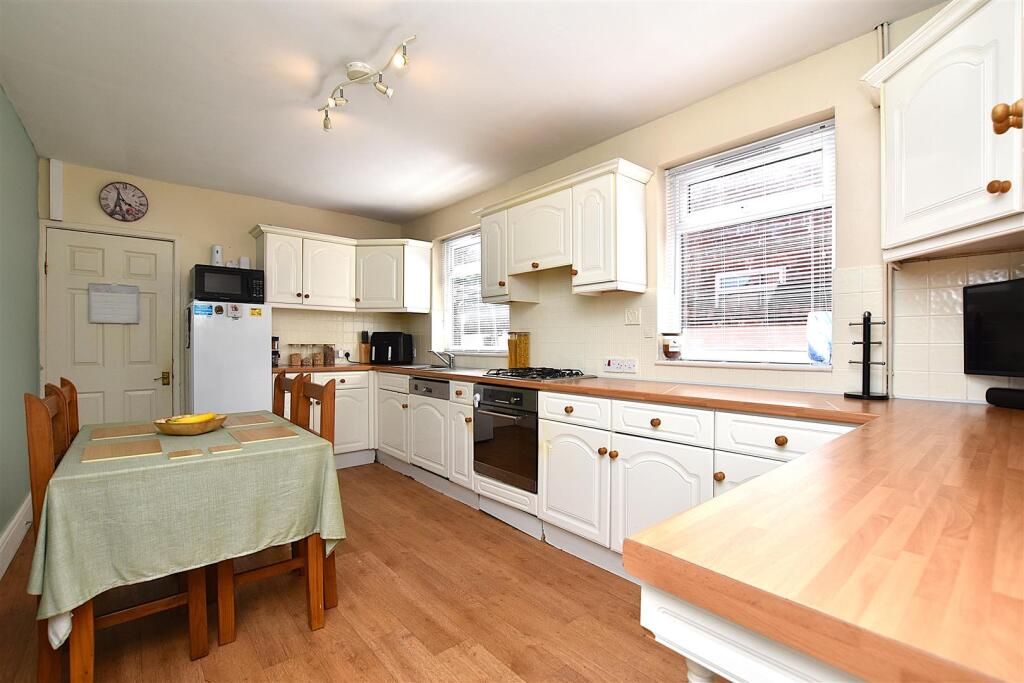 House in Wrexham, Hightown, Offa - View 5
