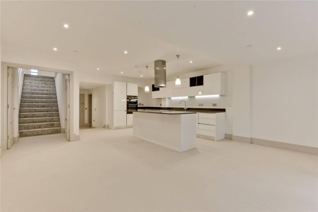 House in Kingston upon Thames - More