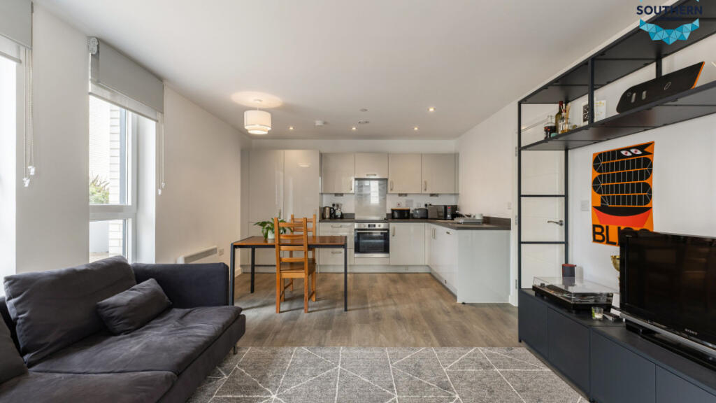 Apartment in Kingston upon Thames - More