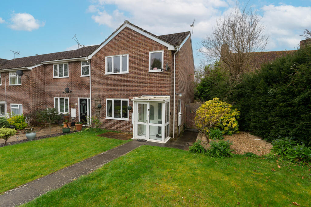 3 bedroom end of terrace house for sale in Wetherby Gardens, Andover, SP10