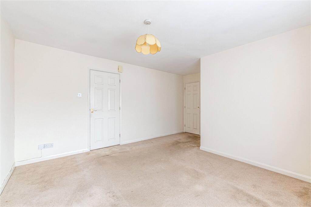 Holly Avenue, New Haw, Addlestone, Surrey, KT15 photo 4
