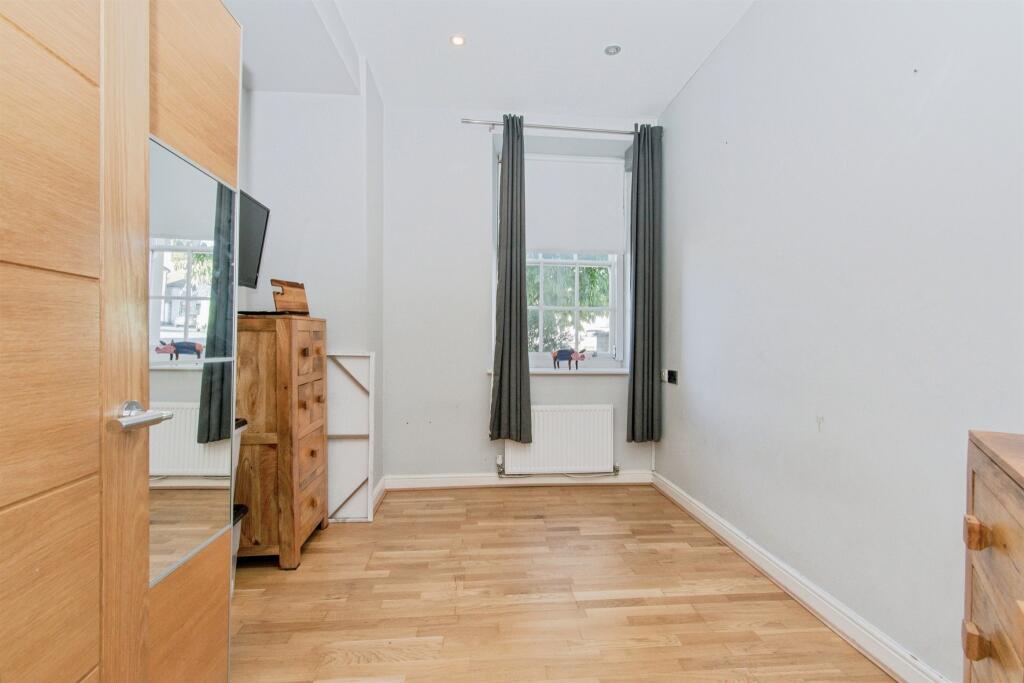 Apartment in Leeds, Kippax - View 5