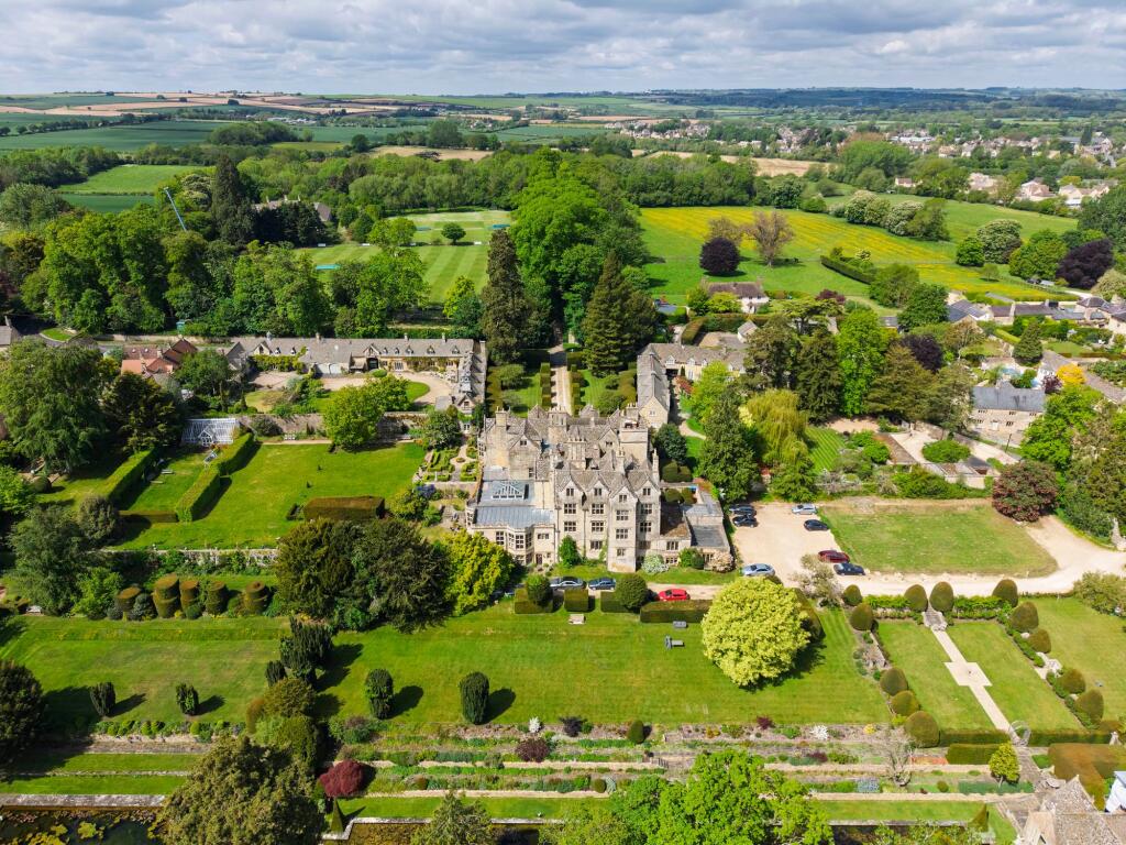 Main image of property: High Street, Shipton-Under-Wychwood, OX7