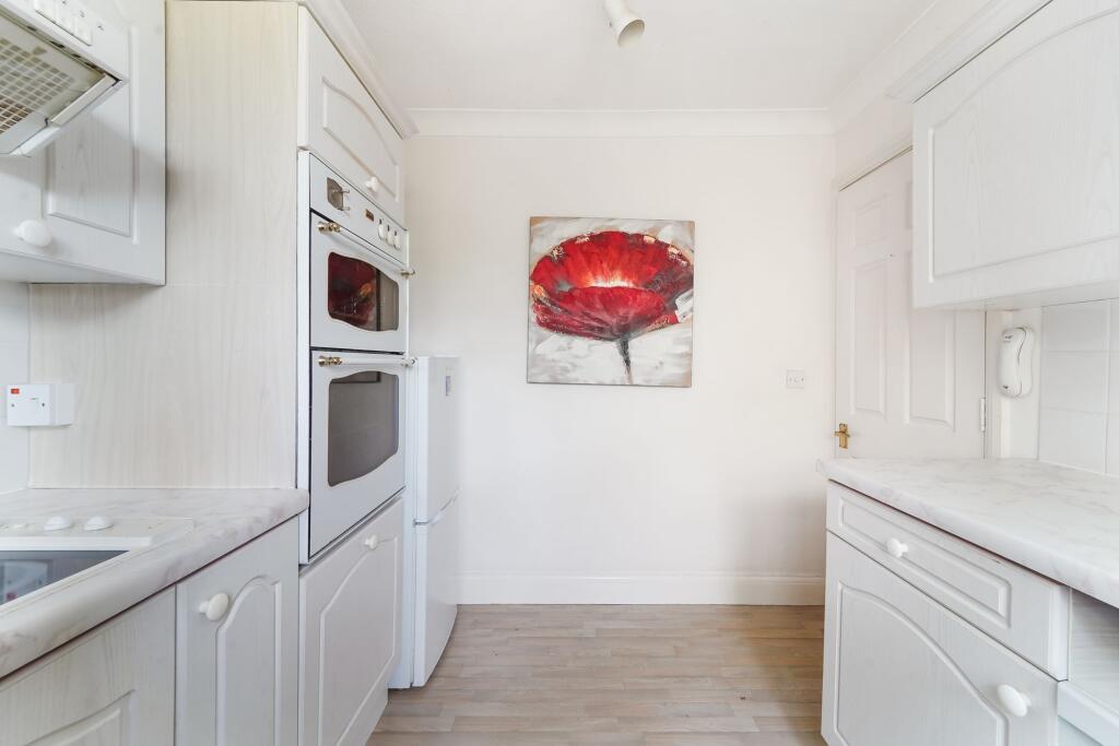 Apartment in Epsom and Ewell, Epsom - More
