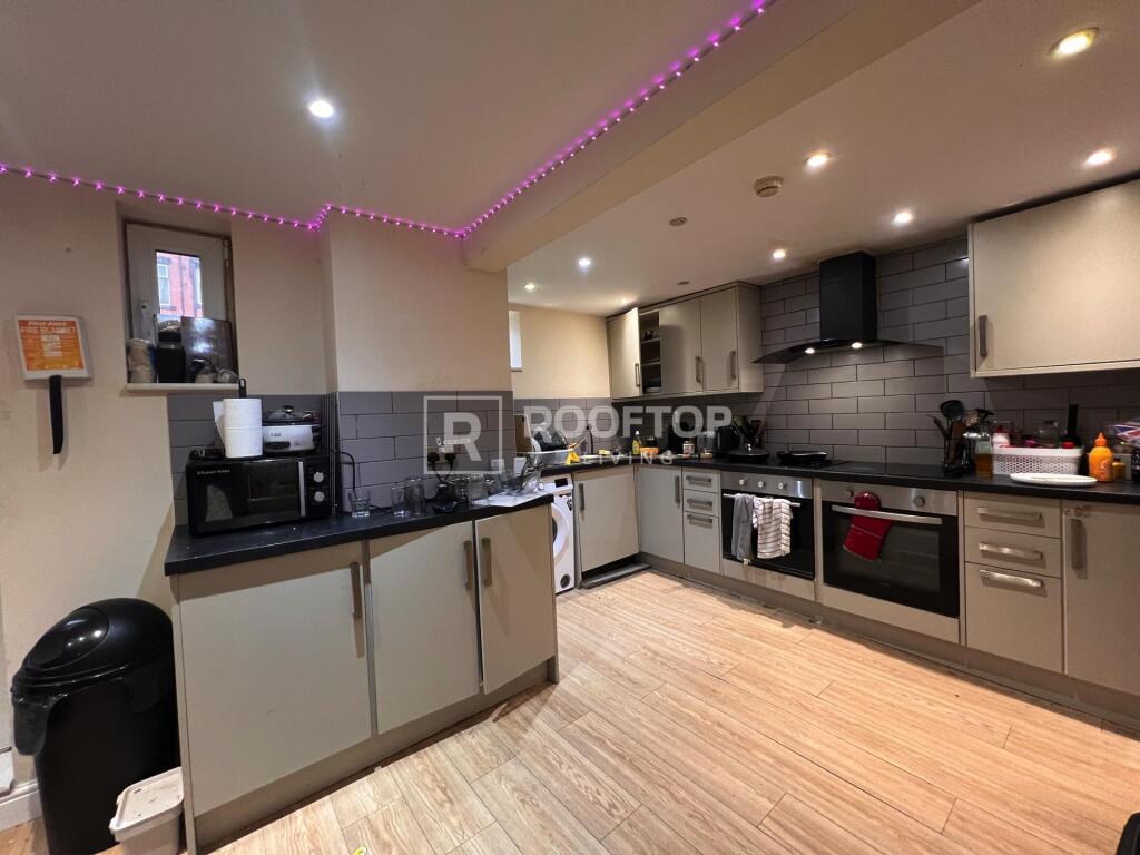 House in Leeds, Hyde Park - View 2