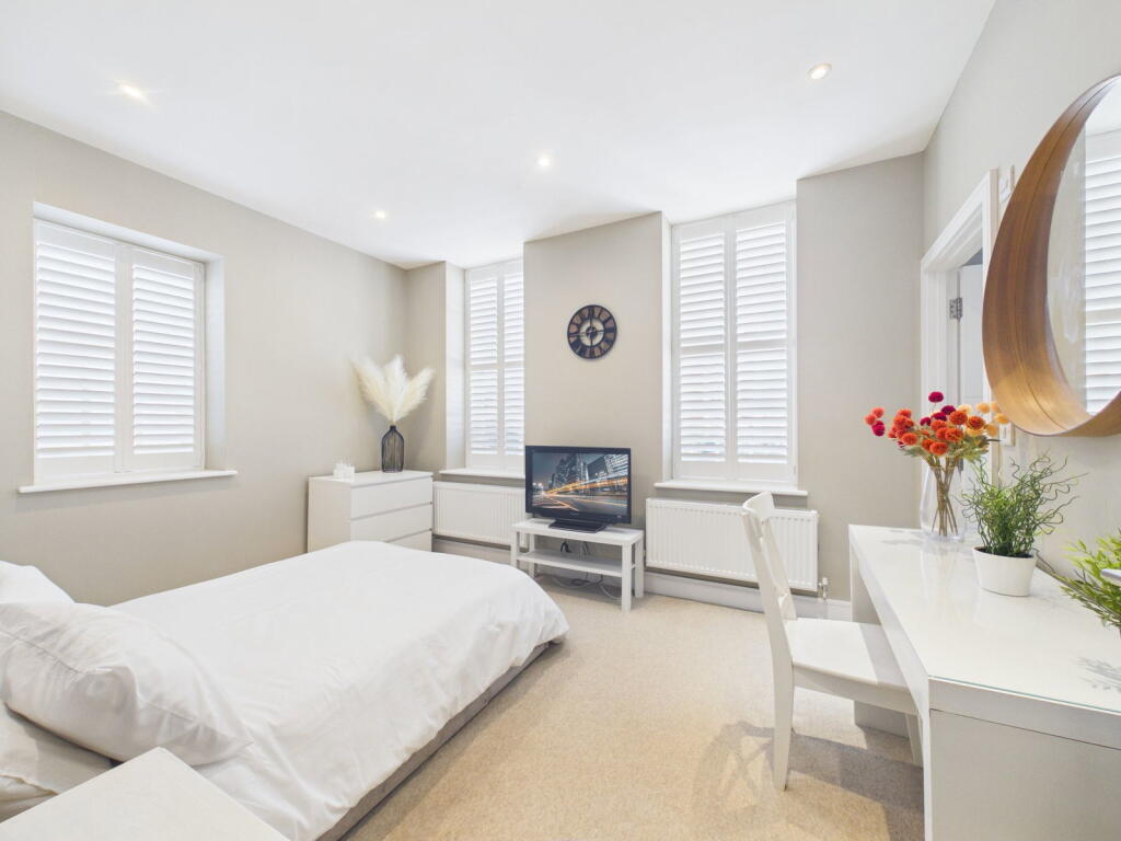 Apartment in Horsham, New Town - View 5