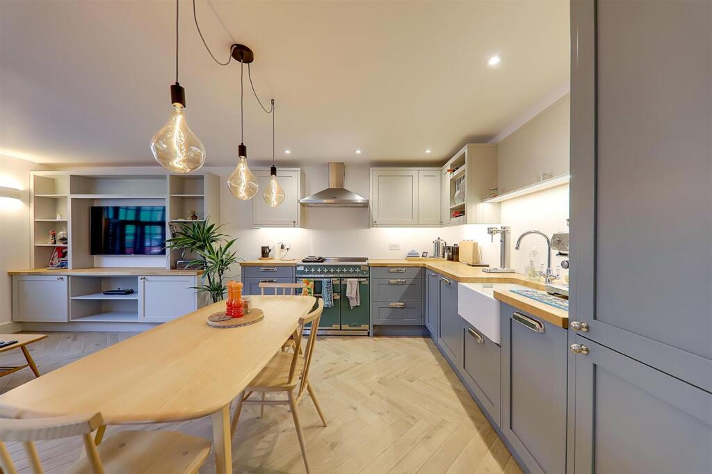 House in Worthing, Broadwater - More