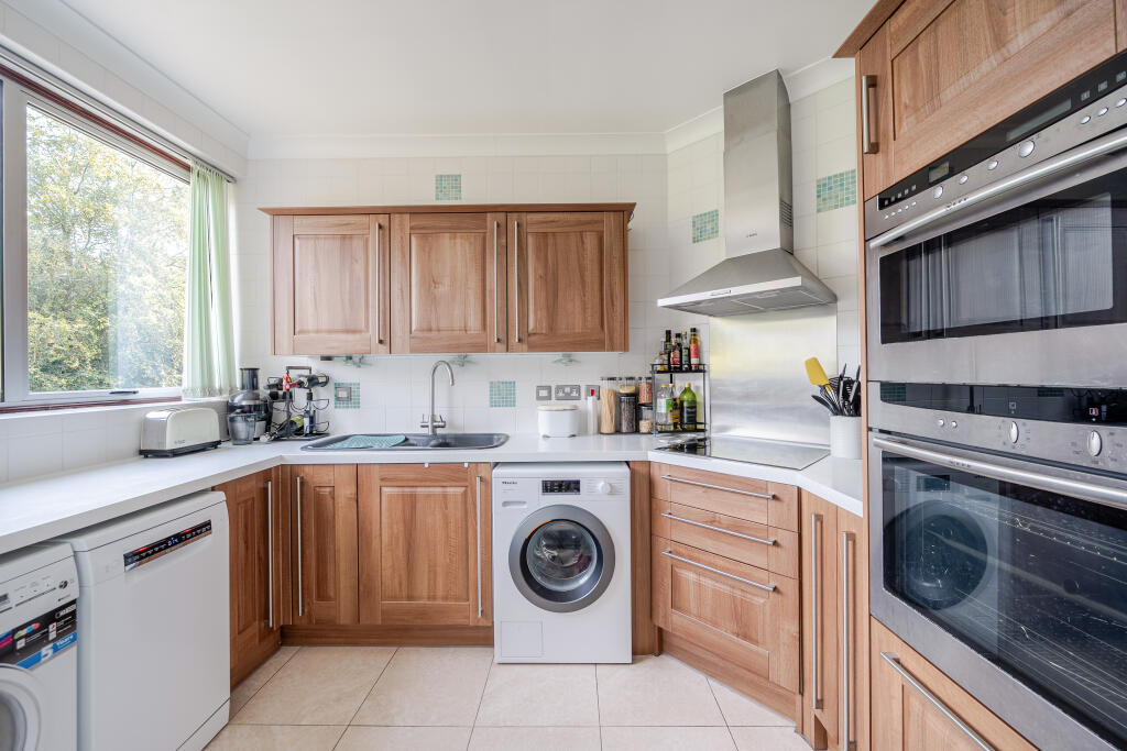 Apartment in St Albans, King Harry Park, St Stephens - View 4