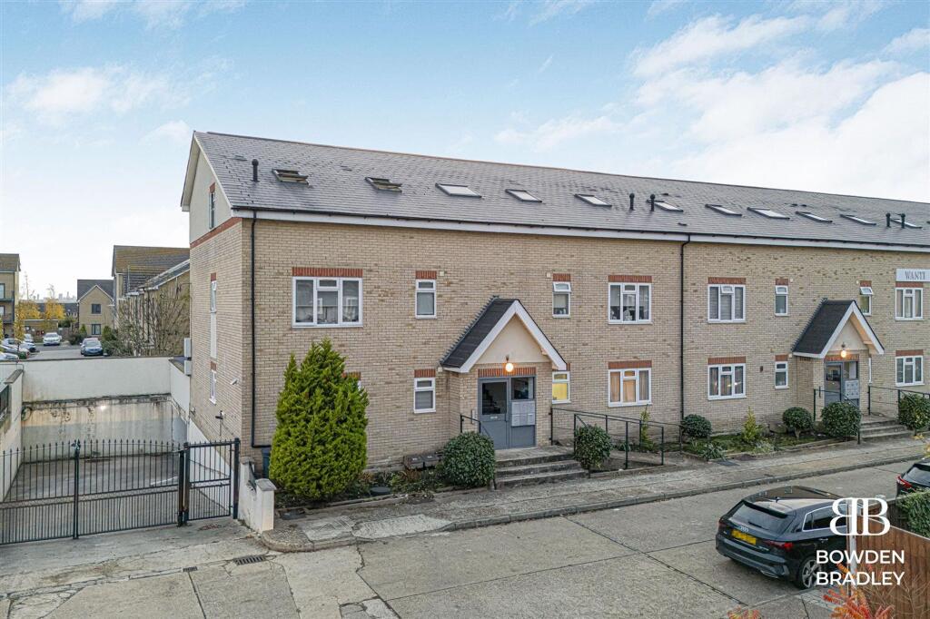Apartment in London, Hainault