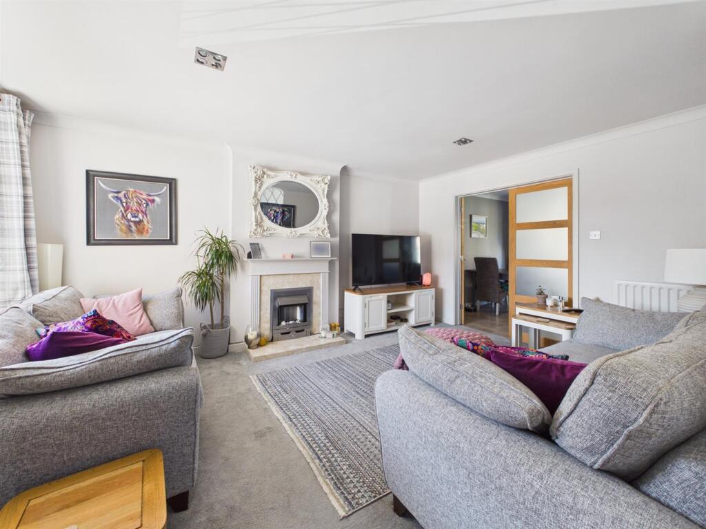 Foxleigh Crescent, Longlevens, Gloucester - View 2