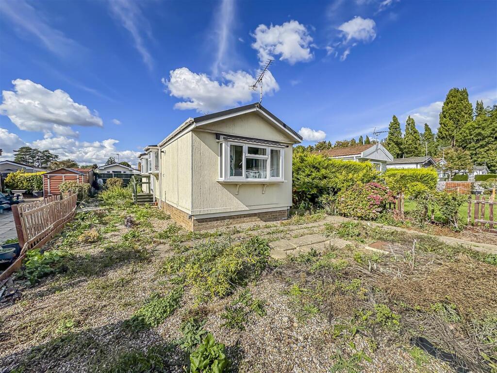 1-bed caravan on Orchards Residential Park, Orchards Residential Park, Wexham, £120,000