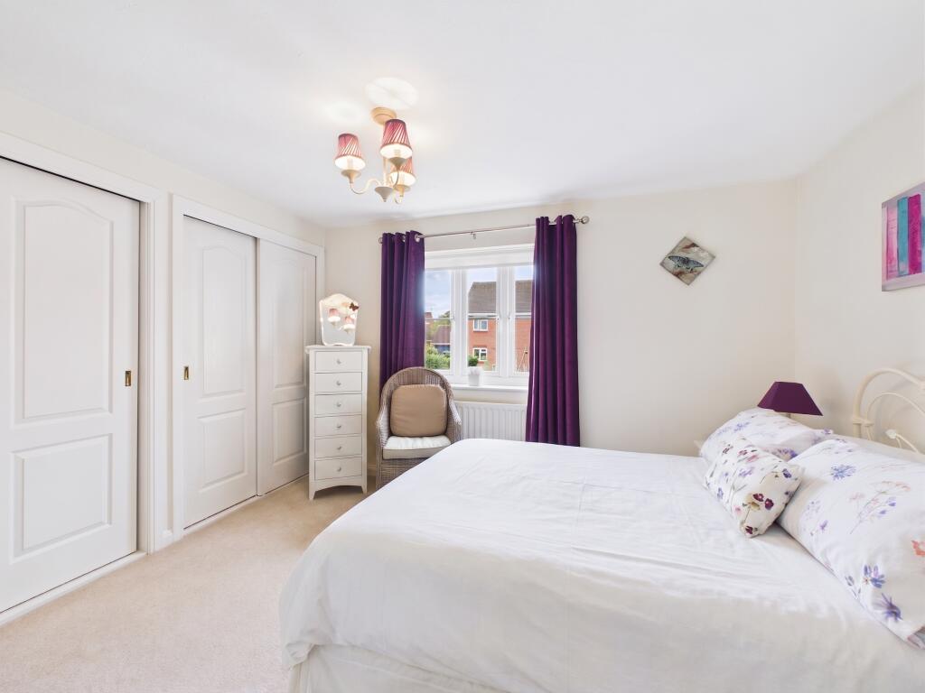 House in Horsham, Highwood - More