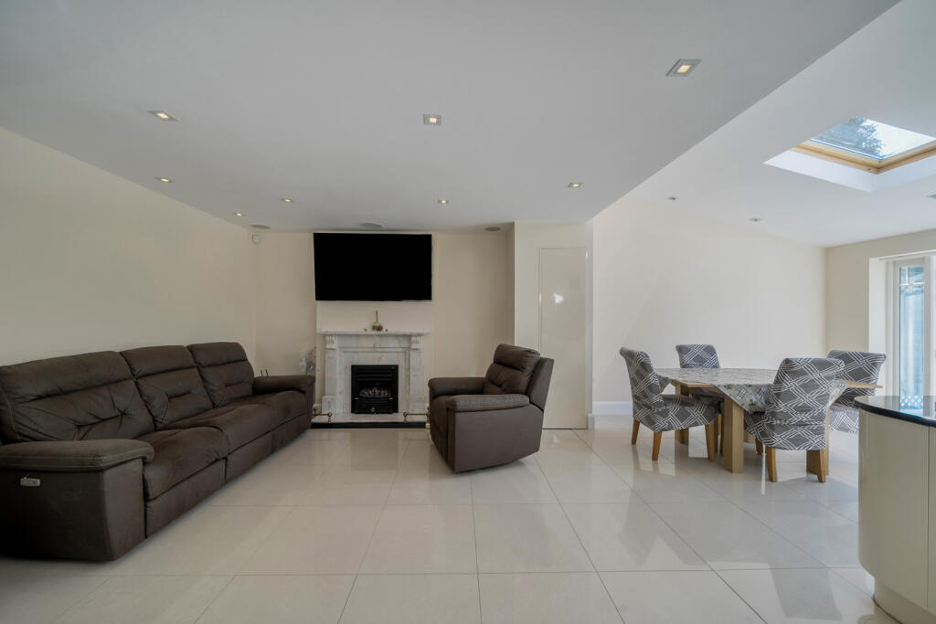 Raglan Gardens, Watford, Hertfordshire photo 3