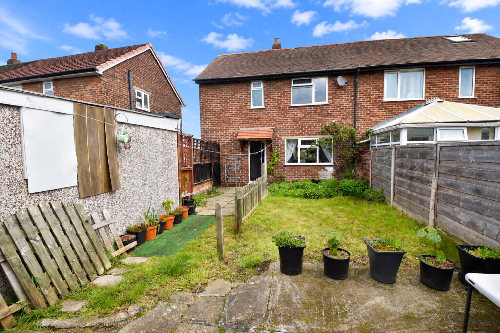 Roedean Gardens, Flixton, M41 photo 4