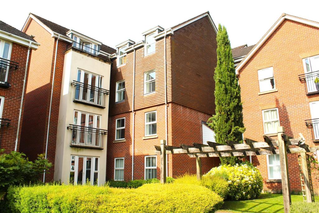 Main image of property: 46 Birch Meadow Close, Warwick