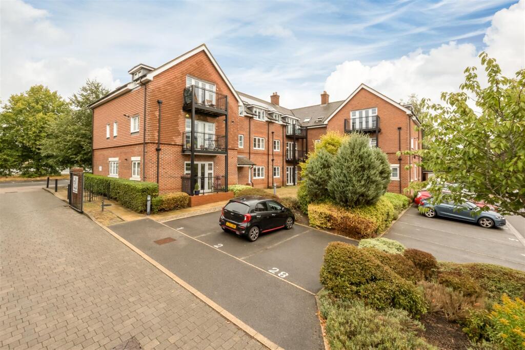 2-bed apartment on Findlay Mews, Marlow, £177,500