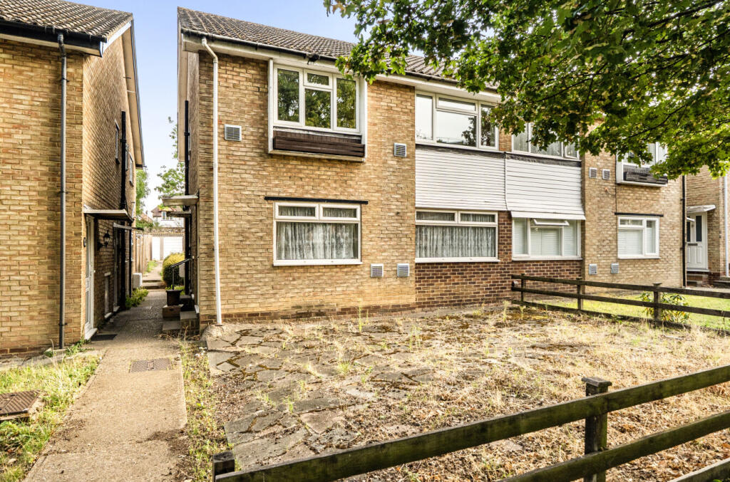 2-bed flat on Blakes Lane, New Malden, Kingston upon Thames, £160,000