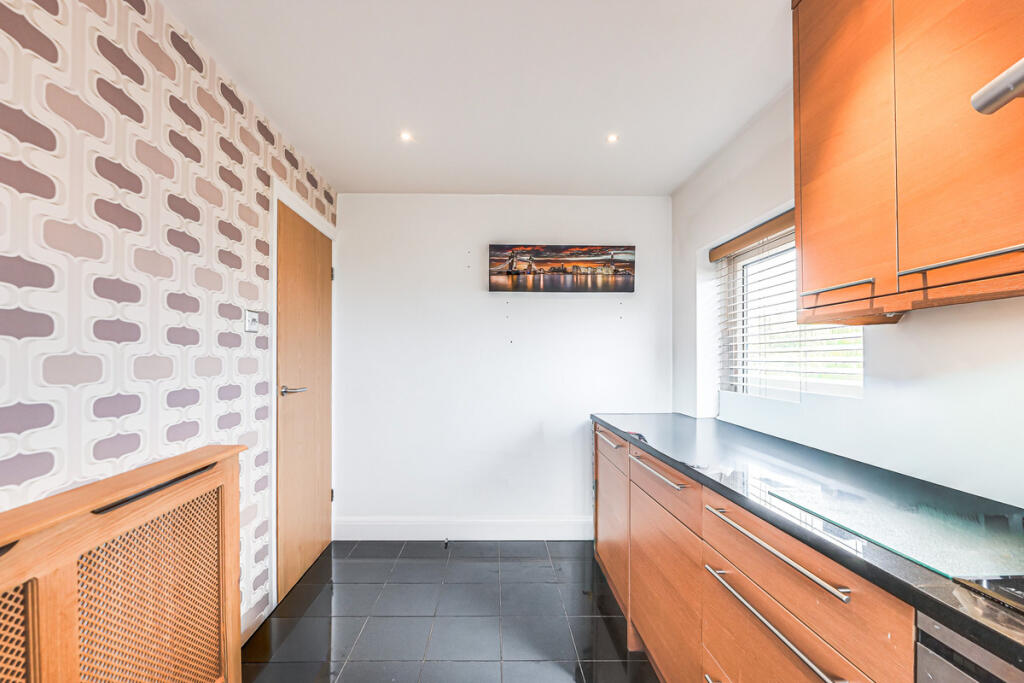 Apartment in Southend-on-Sea, Essex - More