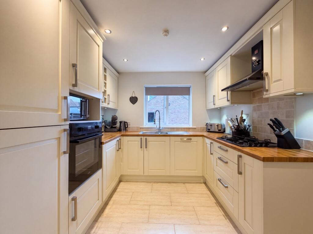 House in Swindon, Redhouse, St. Andrews - More