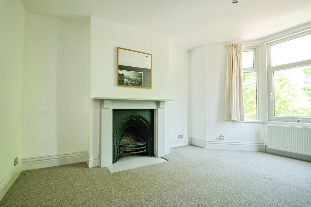 House in Cardiff, Grangetown - More
