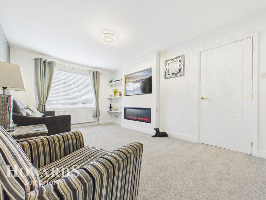 Crestview Drive, Lowestoft photo 4