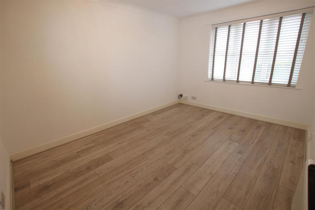 Apartment in Reading - View 4