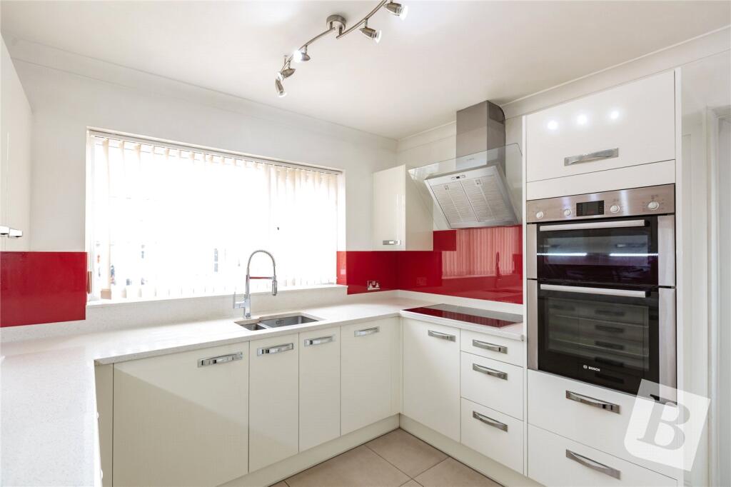 Fairview Road, Basildon, Essex, SS14 photo 3
