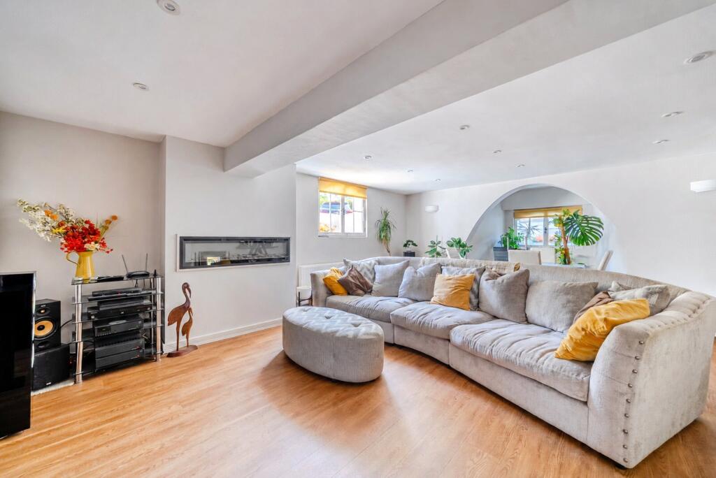 Woburn Hill, Addlestone, KT15 photo 4