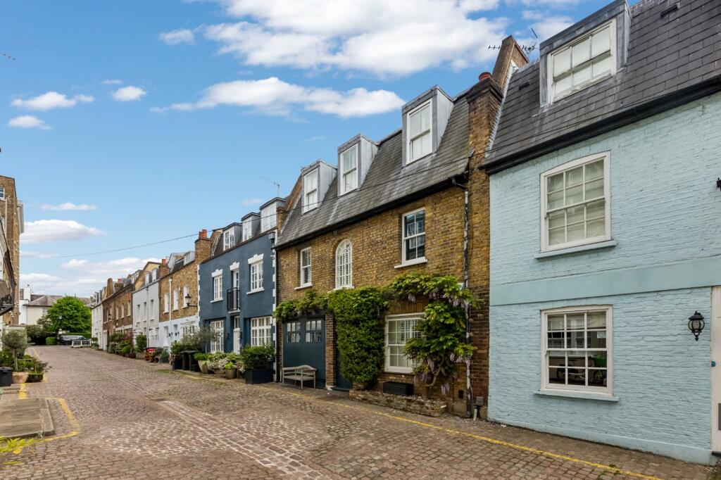 3 bedroom mews property for rent