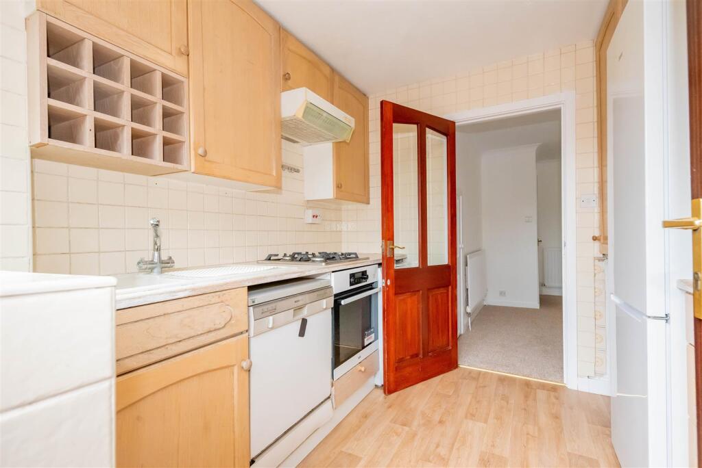 Inglewood Avenue, Camberley photo 3