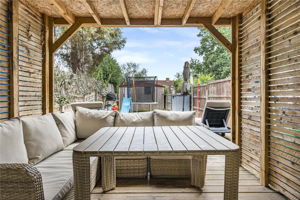 House in Dartford - More