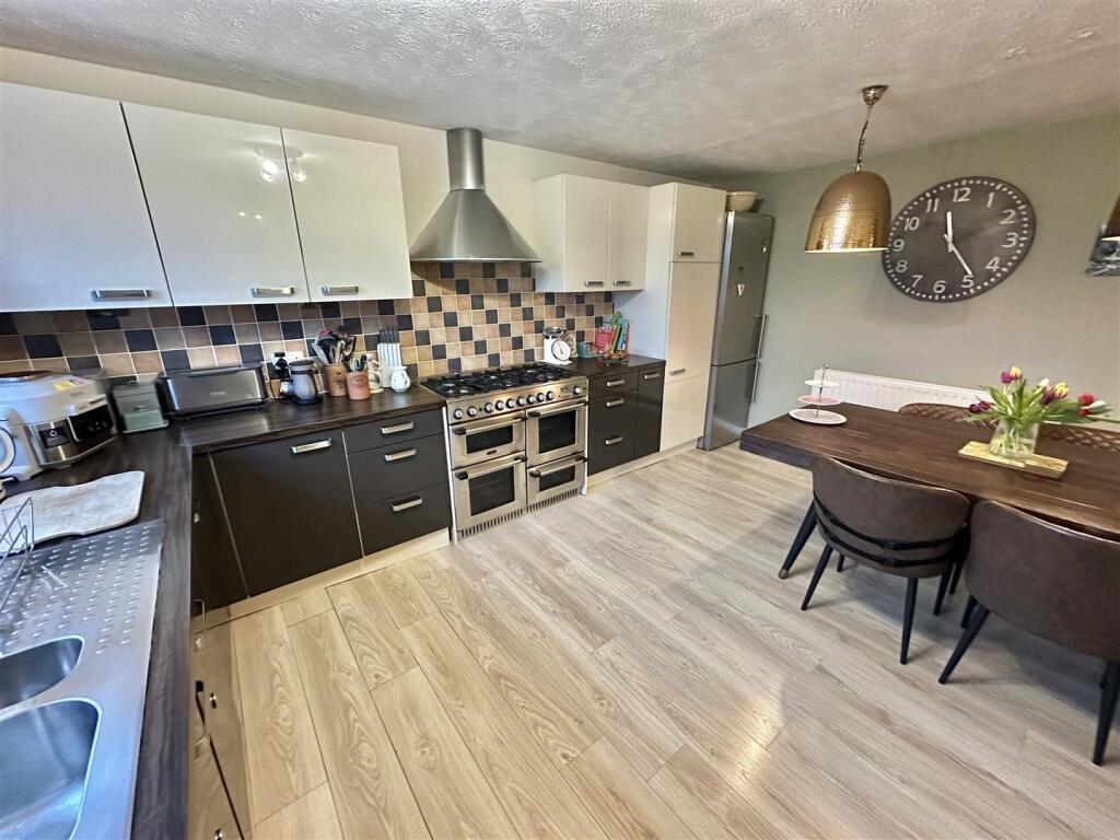 Manor Drive, Mirfield photo 3