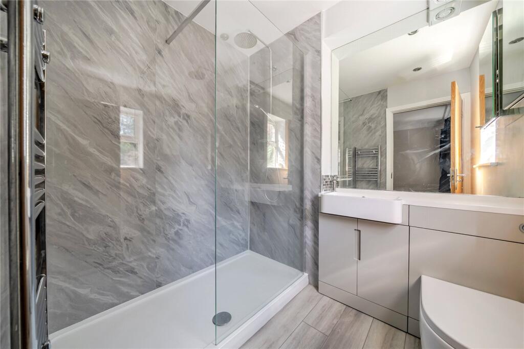 Apartment in Elmbridge, Surrey - View 3