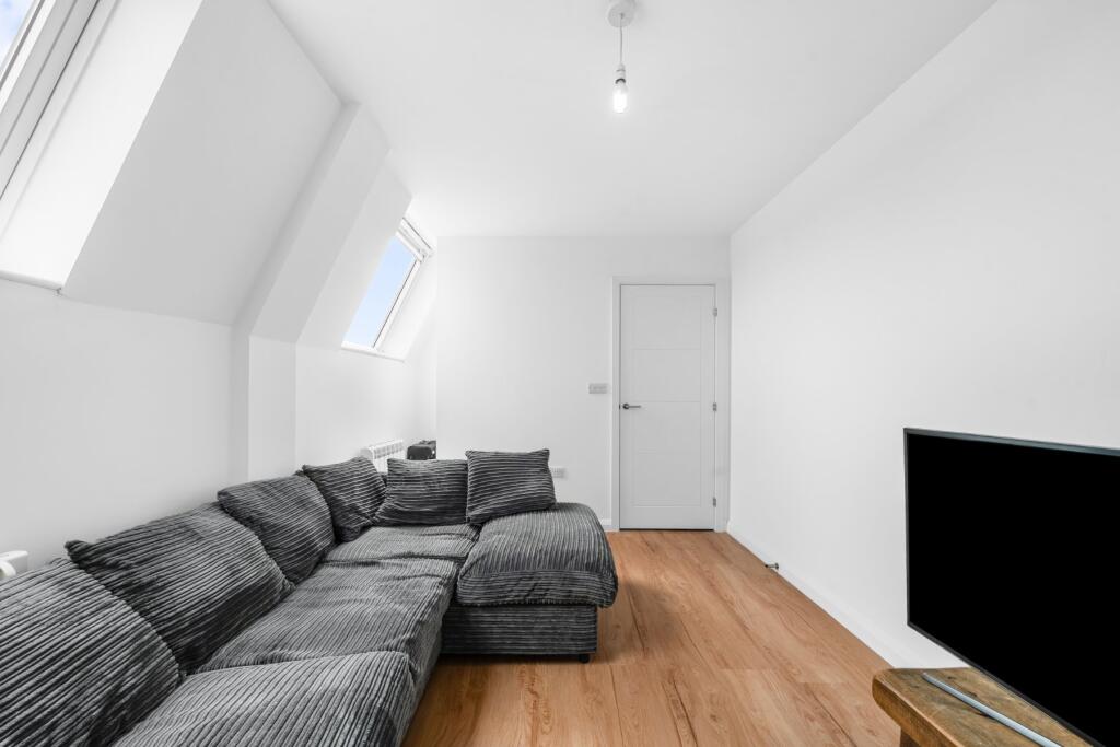 Apartment in Runnymede, Addlestone - View 5