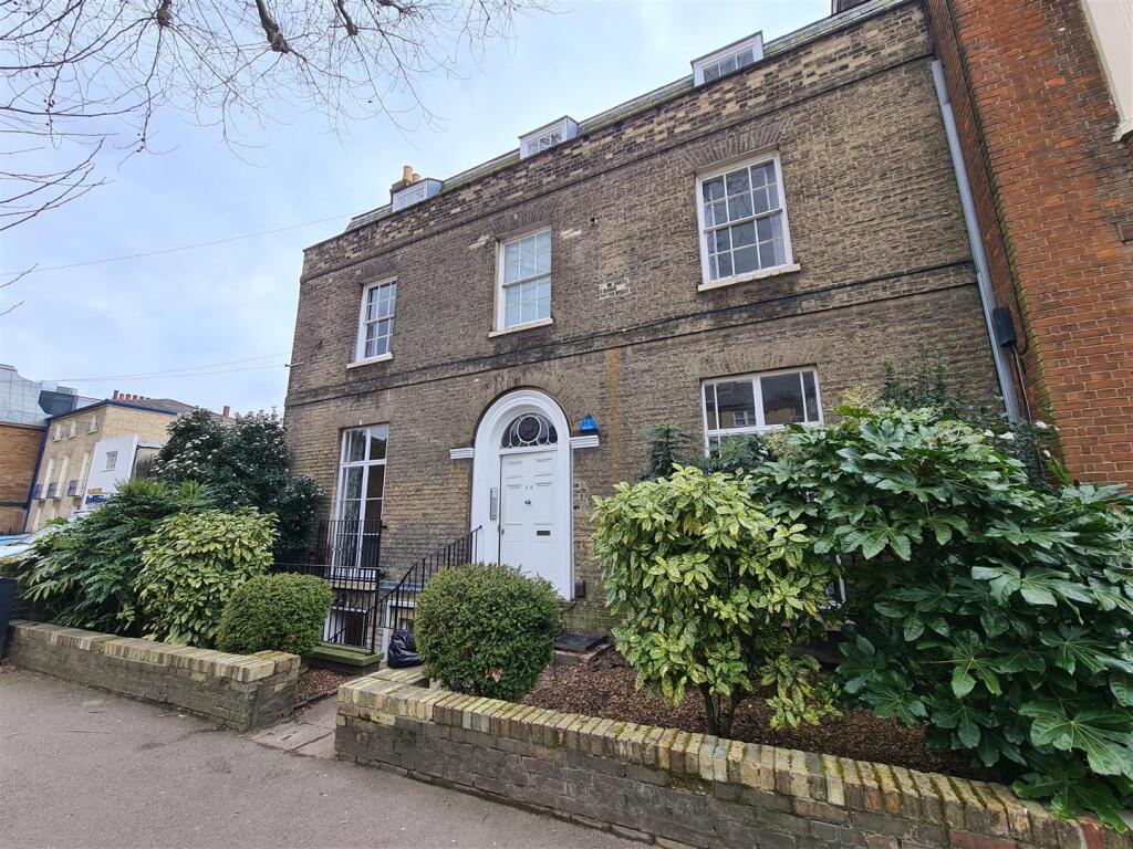 Main image of property: Flat 6, 26 Newmarket Road, Cambridge