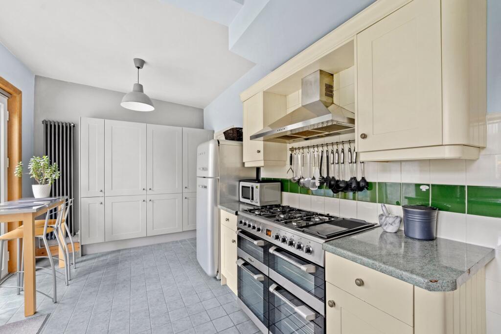 House in Woodford Green, Hale End - View 3