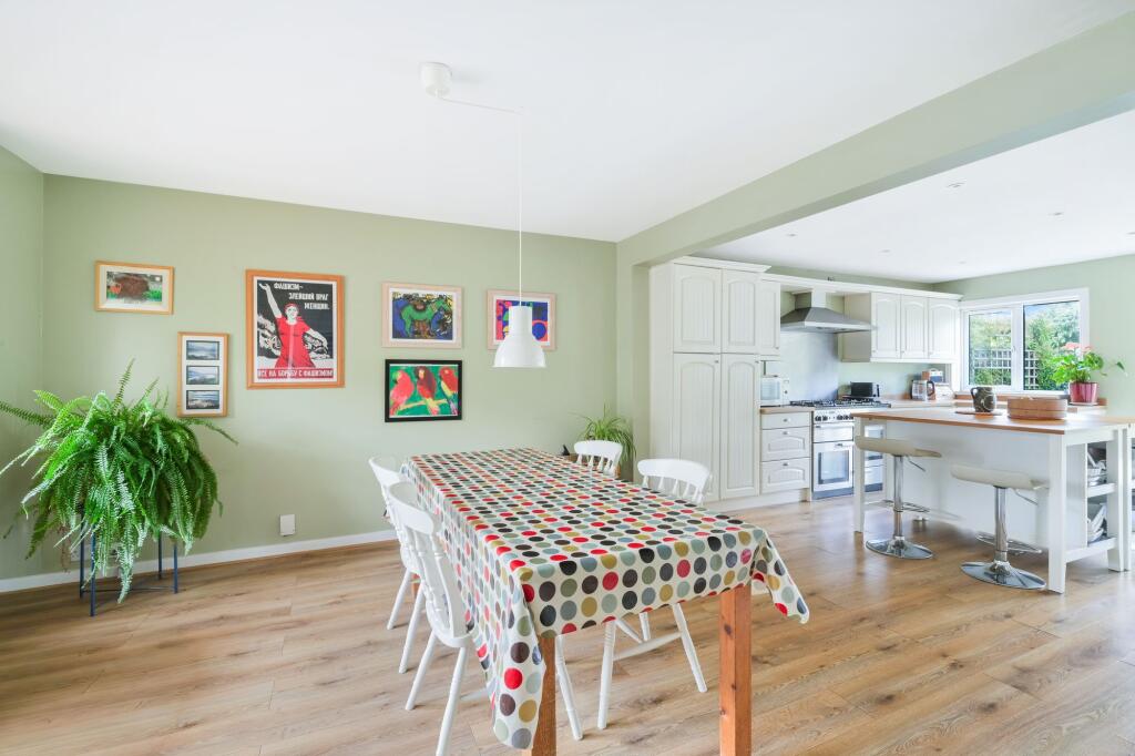 House in Sutton - View 4