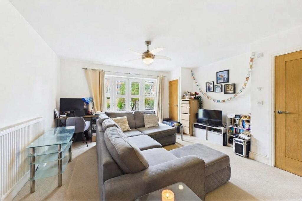 Apartment in Rushmoor, Hampshire - View 4