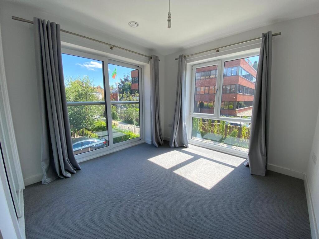 Apartment in Surrey Heath, Old Dean - View 4