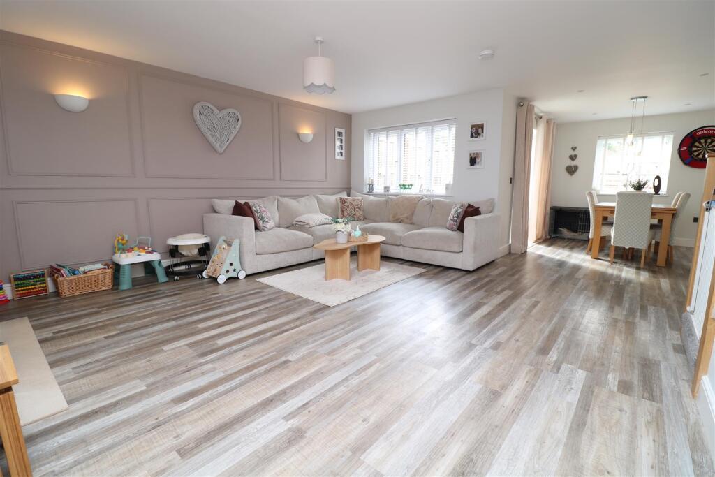 Glovers Row, Westbury photo 4