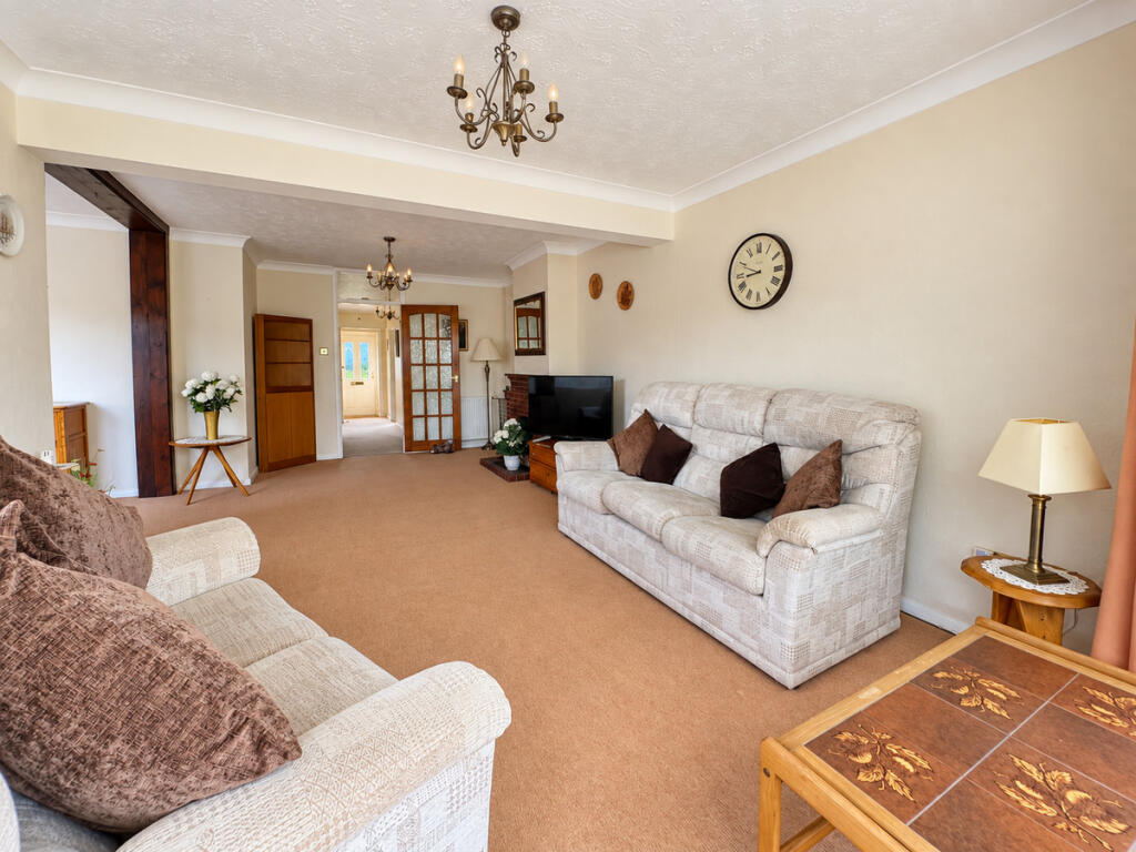 House in Rochford, Hockley - More