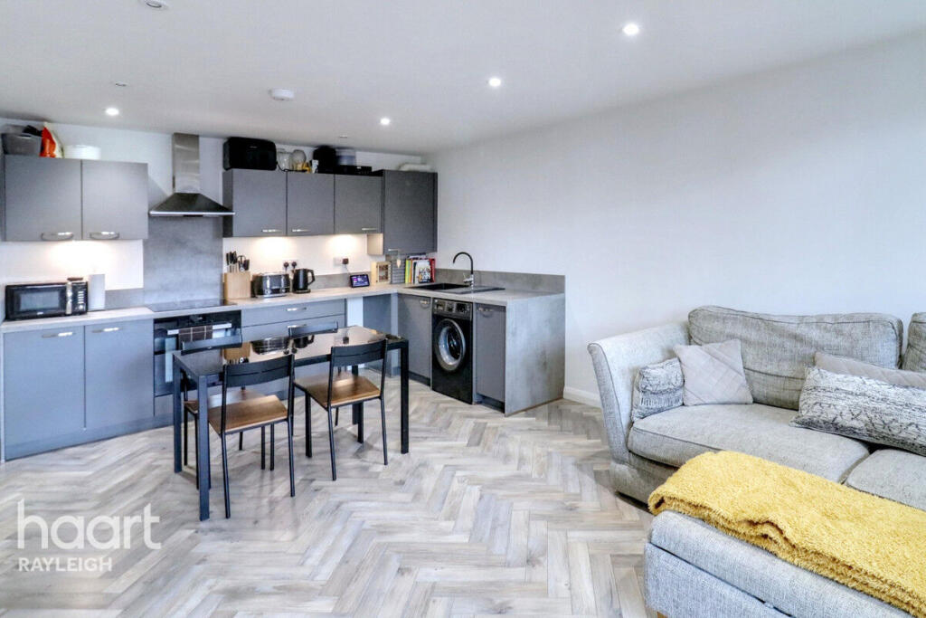 Apartment in Castle Point, Essex - View 4
