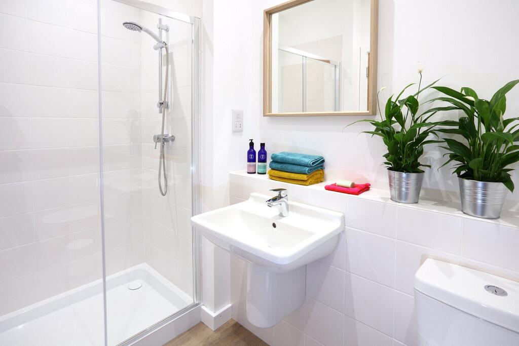 6 bedroom semi-detached house for rent