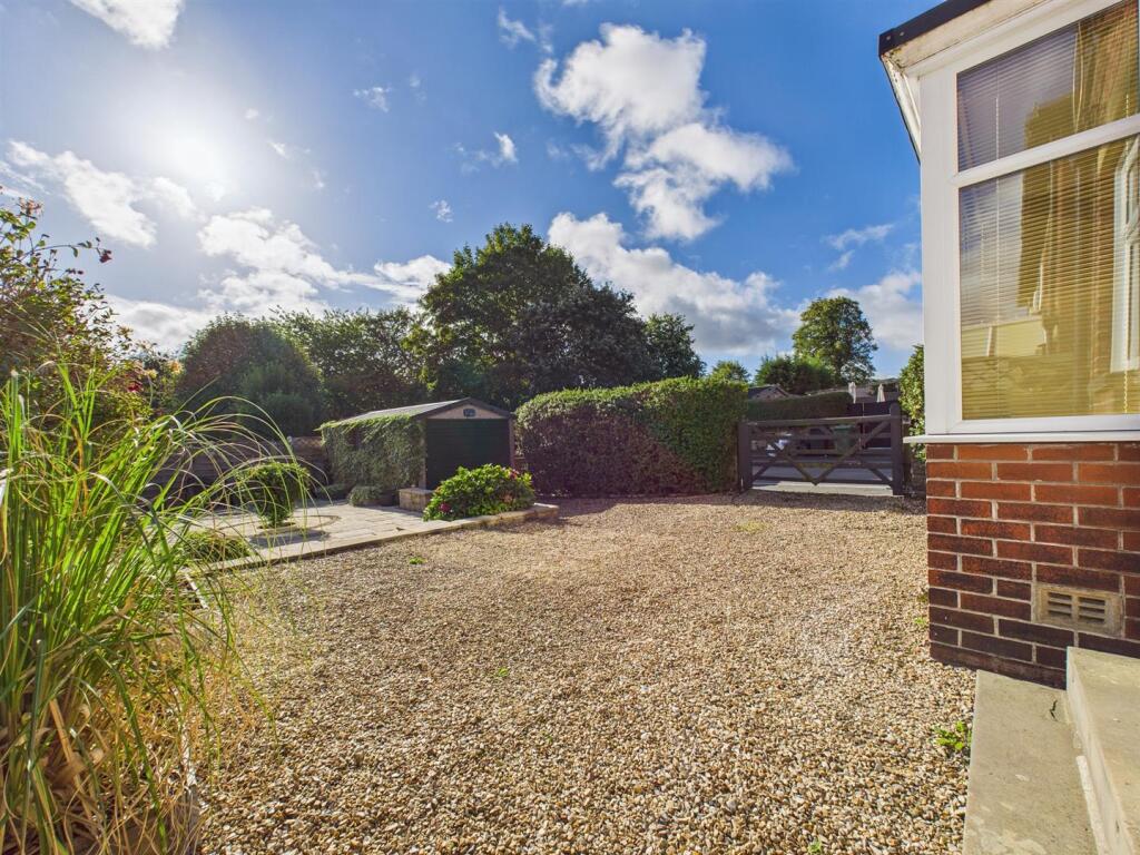 The Croft, Crowtrees Lane, Brighouse HD6 photo 2