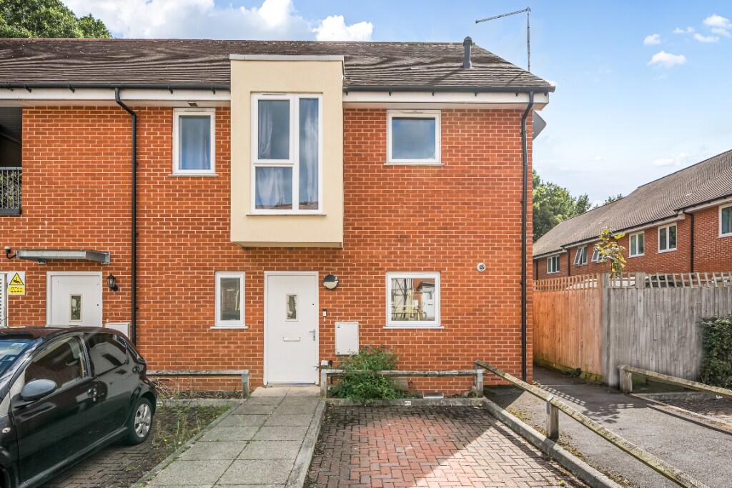 1-bed flat on Strawberry Fields, Addlestone, Surrey, KT15, £120,000