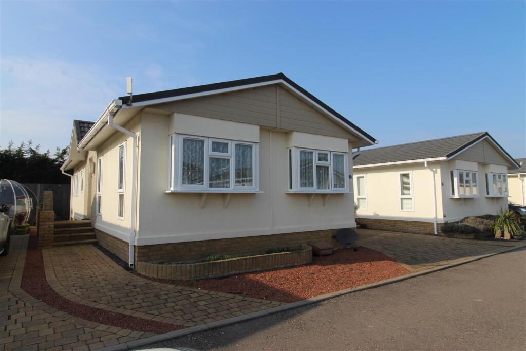 2-bed caravan on Cherry Blossom Drive, Herne Bay, £200,000