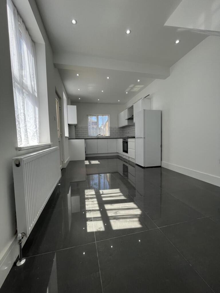 House in Twickenham - More