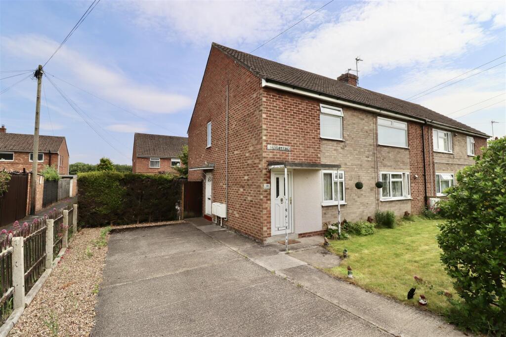 2-bed flat on Manor Garth, Barmby Moor, £140,000