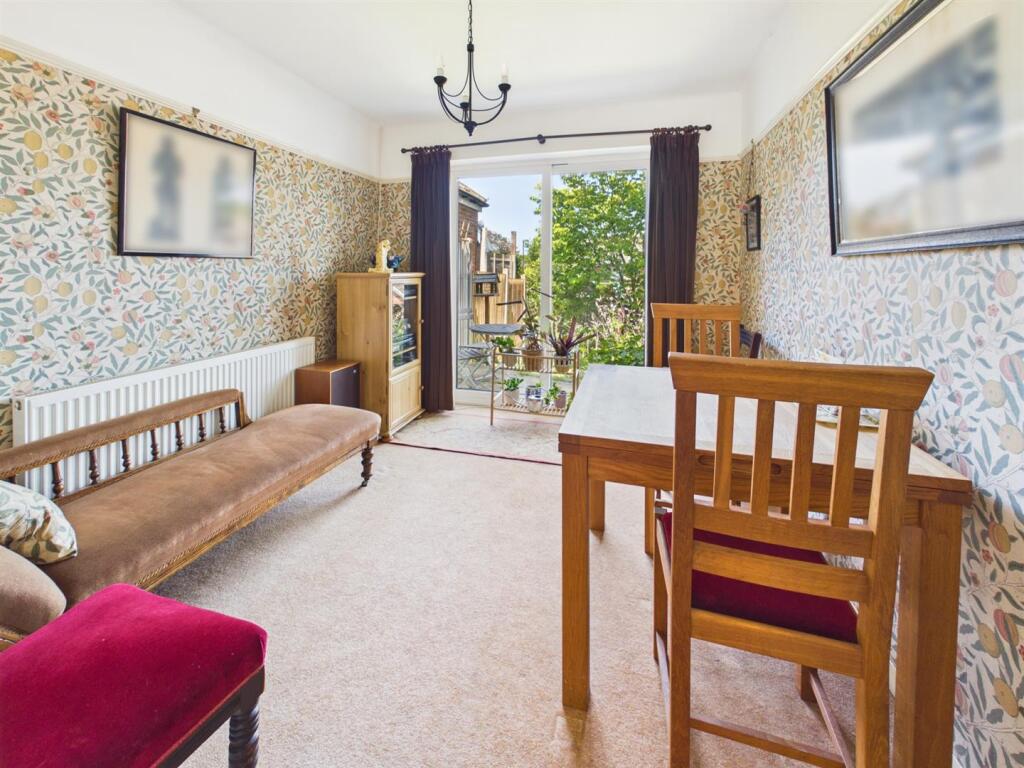 House in Coulsdon, Purley - More